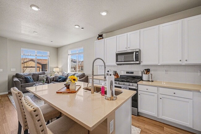Building Photo - Gorgeous 3 bed 2.5 bath Home Available in Parker!