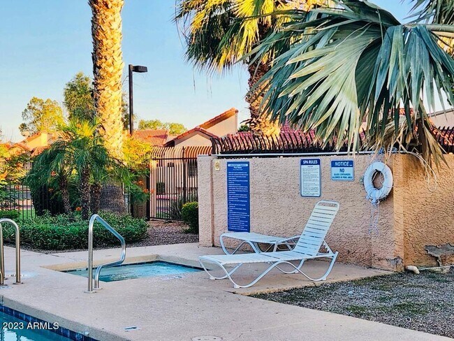 Building Photo - 906 S Lola Ln