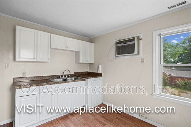Building Photo - 563 S Ash Ave