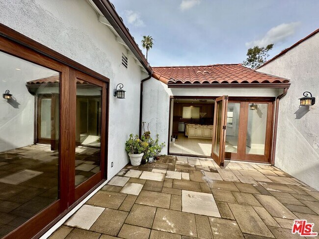 Building Photo - 128 S Swall Dr