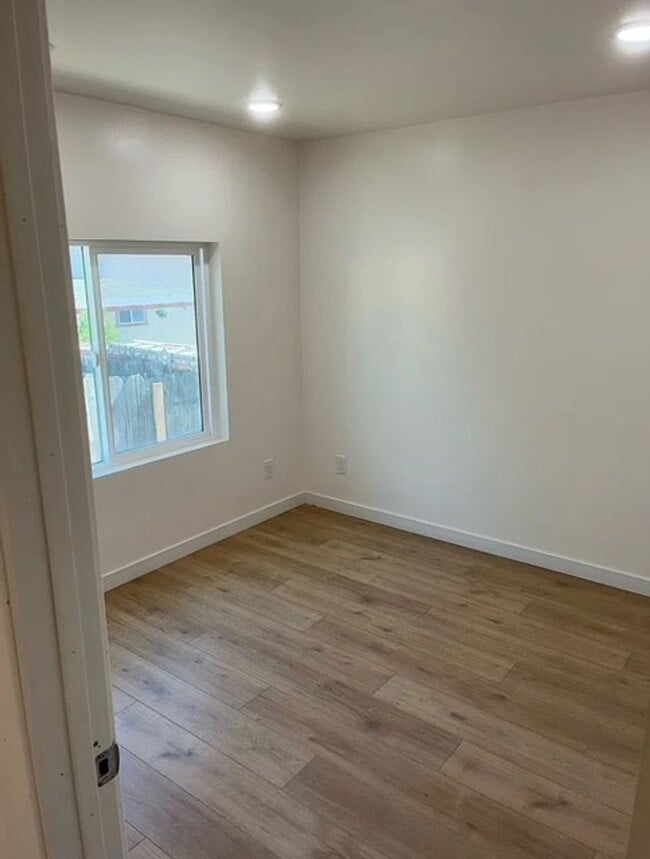 Building Photo - Modern 4 bed home Centrally located