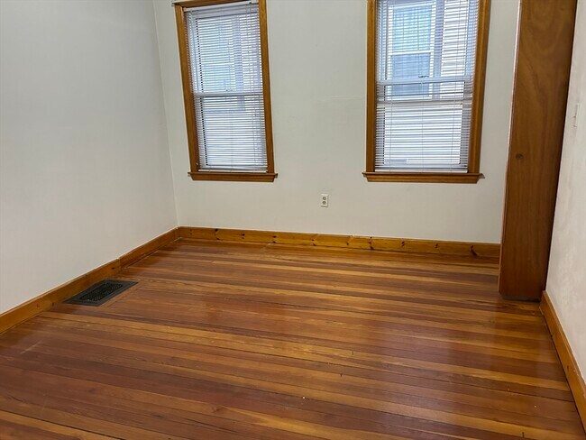 Building Photo - 9 Starbird St