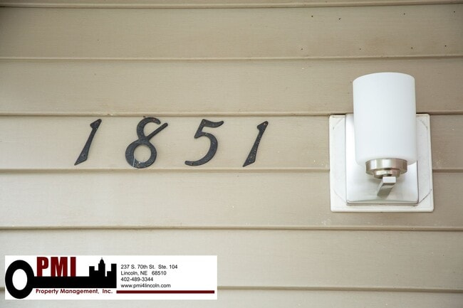 Building Photo - 3 Bedroom and 1.5 bathroom Duplex for Rent
