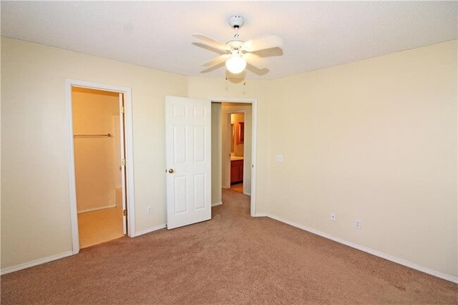 Building Photo - 2515 Parkcrest Dr