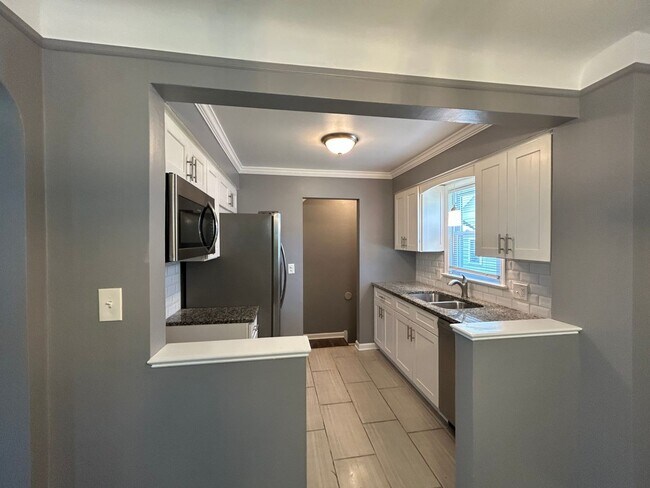 Building Photo - Spacious 3-Bedroom, 2-Bath House in South Euclid
