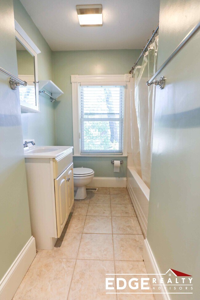 Building Photo - 68 Forest St