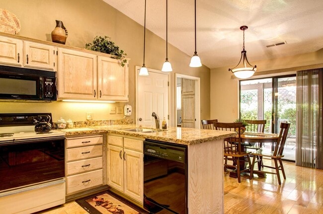 Building Photo - 525 Ridgeview Dr