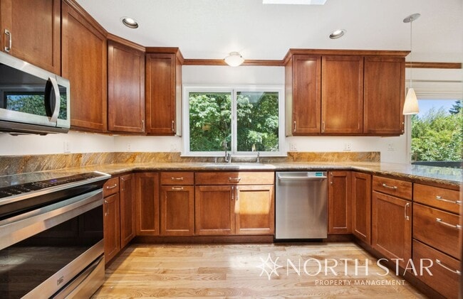 Building Photo - Beautiful Lake Oswego Ranch Home in Red Fo...