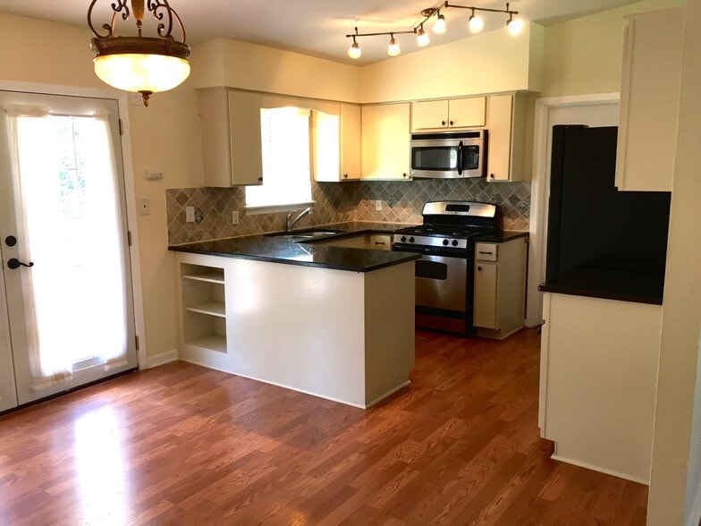 Building Photo - 1405 Green Forest Dr