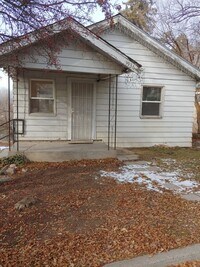 Building Photo - 4 Bedroom 1 Bath- Home
