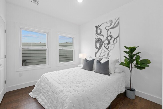 Building Photo - 111 Charles St