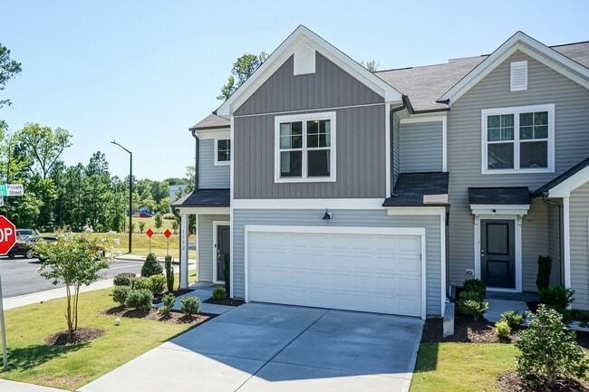 Building Photo - Gorgeous End Unit Townhome!