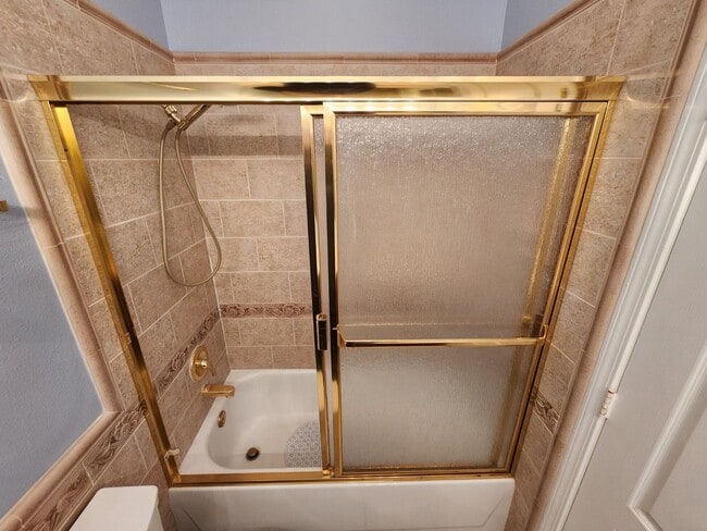 Building Photo - Entertainers Delight with minutes of shopping and restaurants