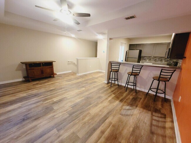 Building Photo - 741 White Dr