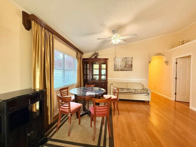 Building Photo - Beautiful Centrally Located 3/2