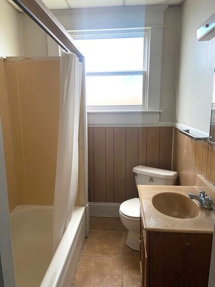 Building Photo - 1616 13th Pl S