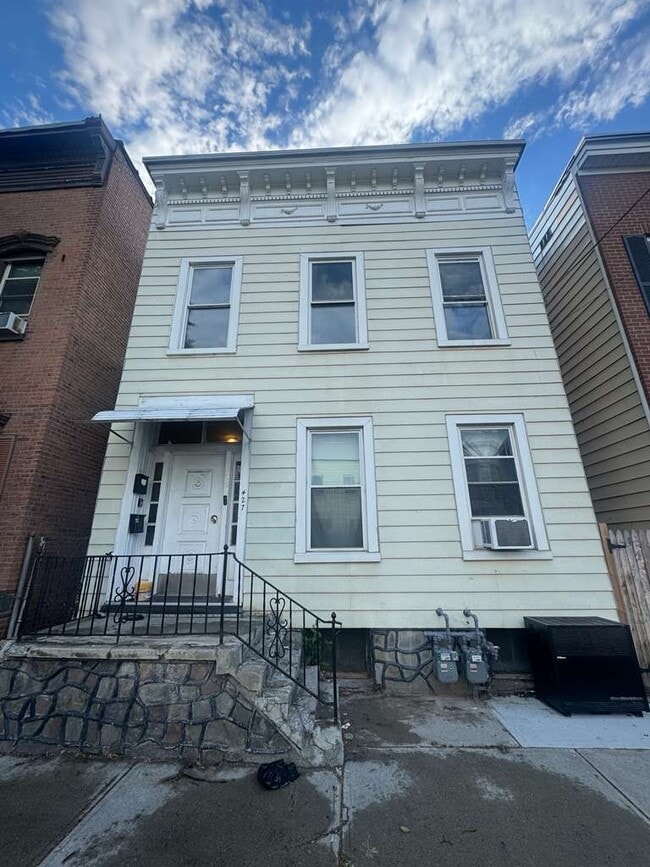 Building Photo - 427 1st St