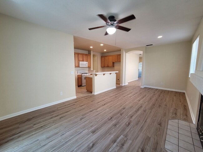 Building Photo - AVAILABLE NOW!!!