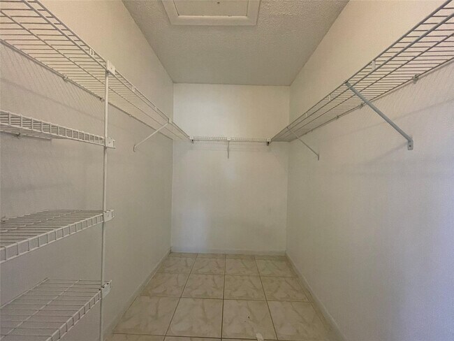 Building Photo - 6040 Shaker Wood Cir