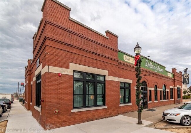 Building Photo - 101 E Walnut St