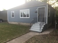 Building Photo - 2 BEDROOM HOME WITH APPLIANCES