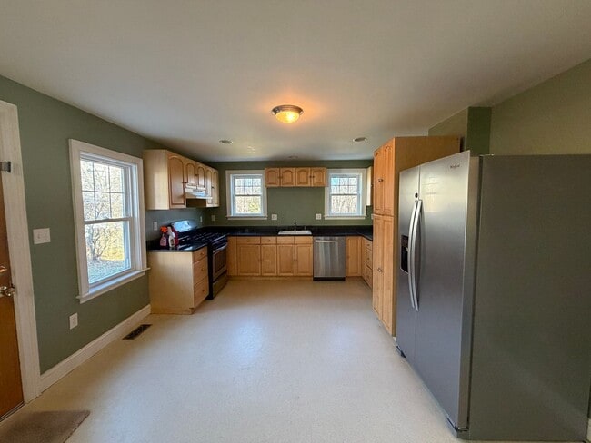 Building Photo - Move-In Ready Townhouse in North Billerica – Unbeatable Transit Access!