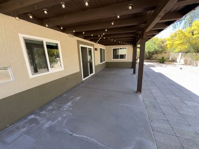 Building Photo - Beautiful eastside location