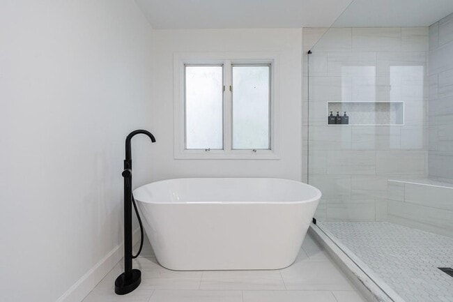 Building Photo - 3491 Roswell Rd NE