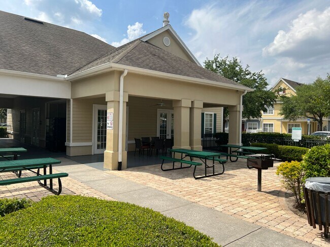 Building Photo - Fully Furnished 4 Bedroom 3 Bath Townhome ...