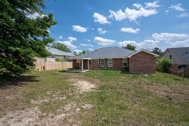 Building Photo - 945 Cannock St