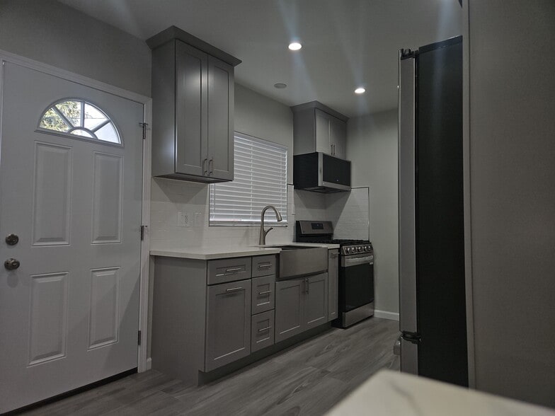 Building Photo - 11645 Pope Ave