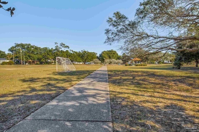 Building Photo - 1515 E Lakeview Ave
