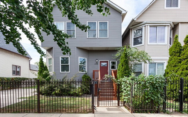 Building Photo - 3138 N Sawyer Ave