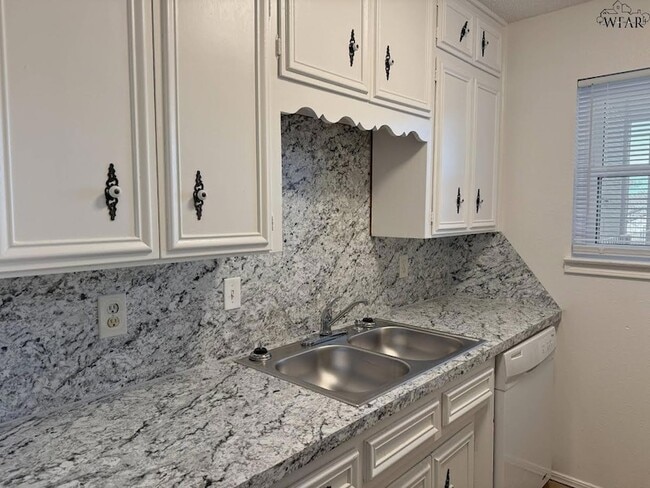 Building Photo - 1611 Bell St