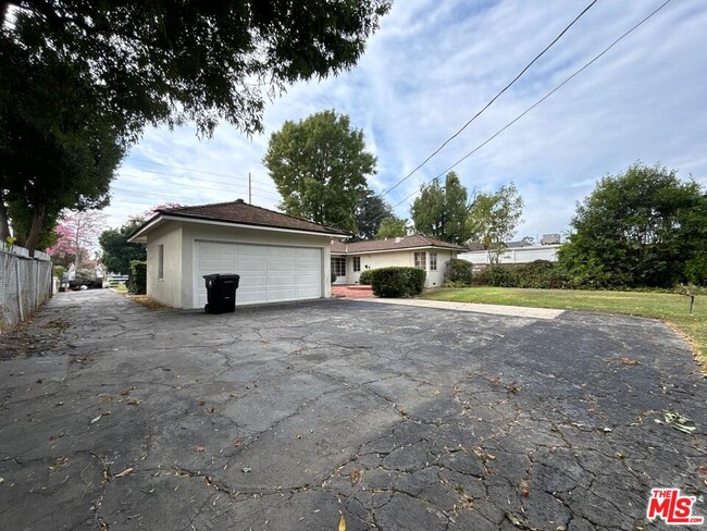 Building Photo - 15471 Victory Blvd