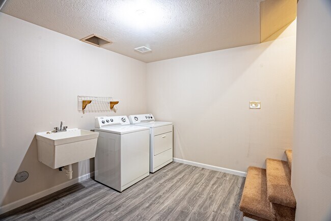 Building Photo - 10809 N McLaughlin Rd