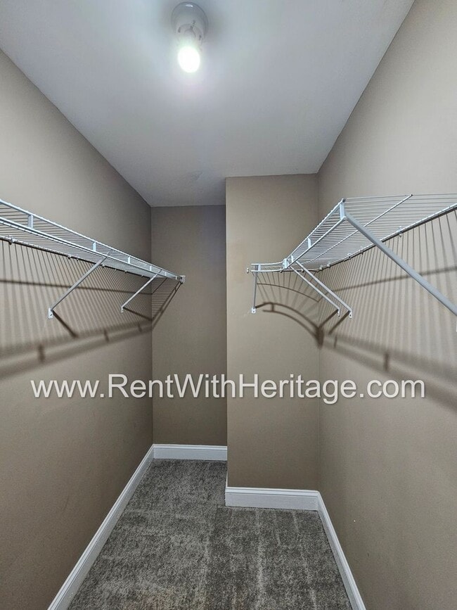 Building Photo - Amazing 4 Bedroom/ 3 Bath Home / Attention...