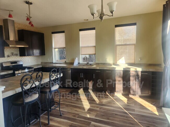 Building Photo - 454 N Finch Ave