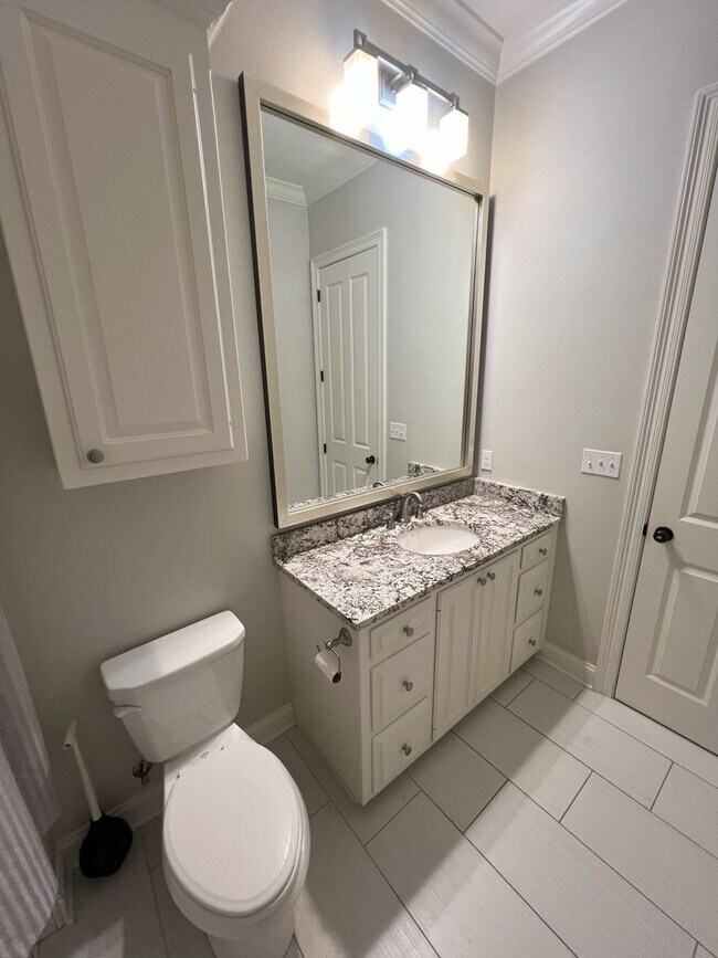 Building Photo - Stunning 4 bedroom, 3 bathroom 2 story hom...