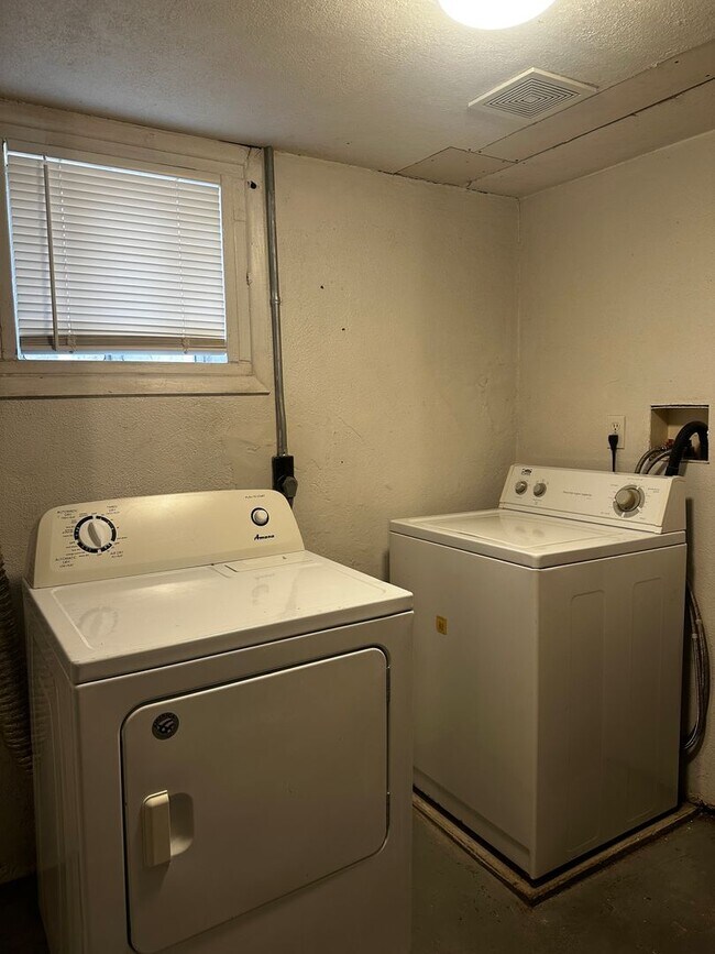 Building Photo - HALF OFF MARCH: Adorable 4 Bedroom UTILITIES INCLUDED!