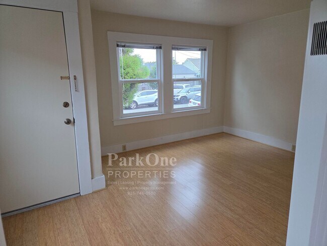 Building Photo - 979 Stannage Ave