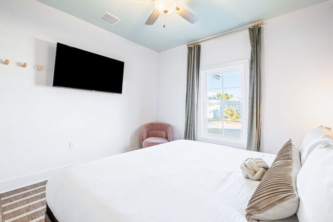 Building Photo - 19901 Charlie Claude Dr