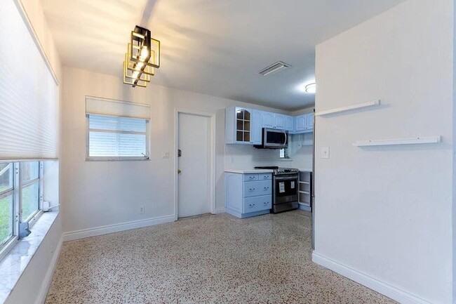 Building Photo - 3414 Poinsettia Ave