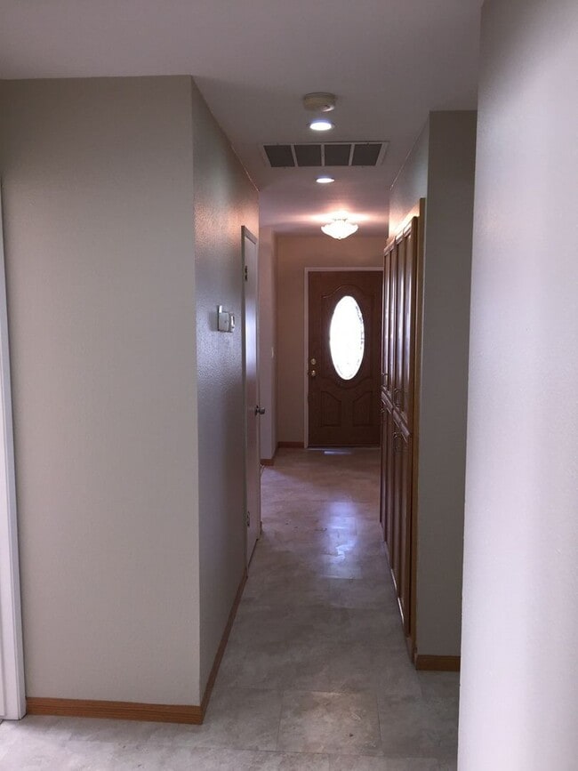 Building Photo - Clean Large 4 Bedroom 2 Bathroom Home For Rent - Section 8 Vouchers Accepted.