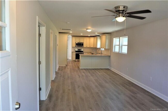 Building Photo - 610 E 12th St