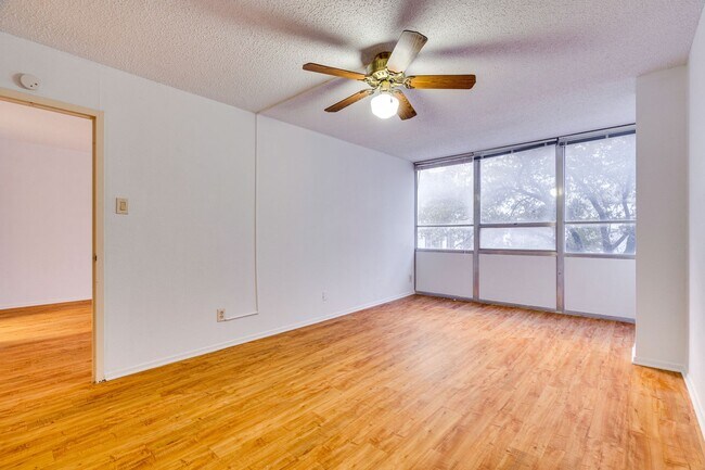 Building Photo - DOWNTOWN MID RISE - 1BD/1BA -  ALL BILLS PAID - GATED - RESERVED PARKING - $1395