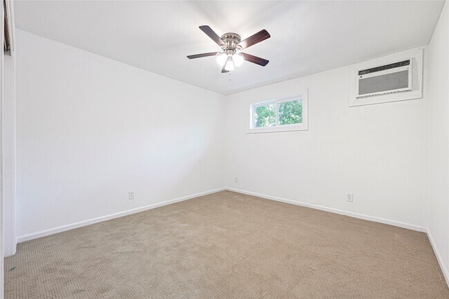 Building Photo - 5718 Eskridge St
