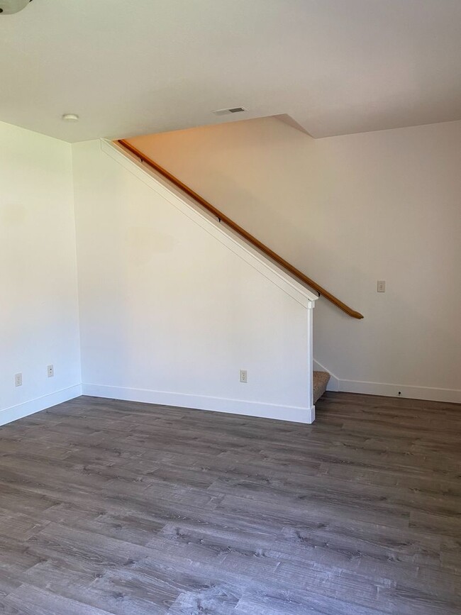 Building Photo - $200 OFF FIRST MONTHS RENT IF A LEASE IS S...