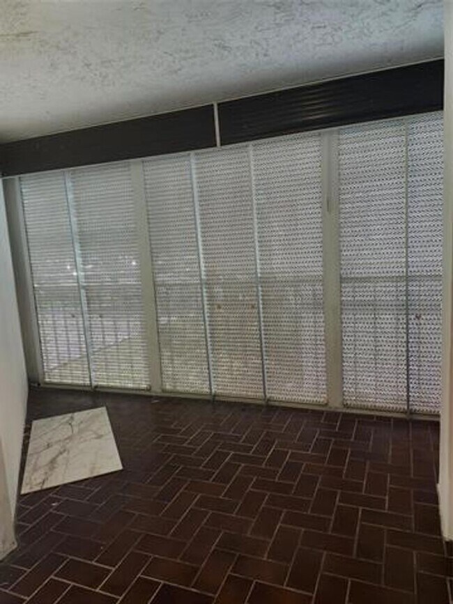 Building Photo - 16251 Golf Club Rd