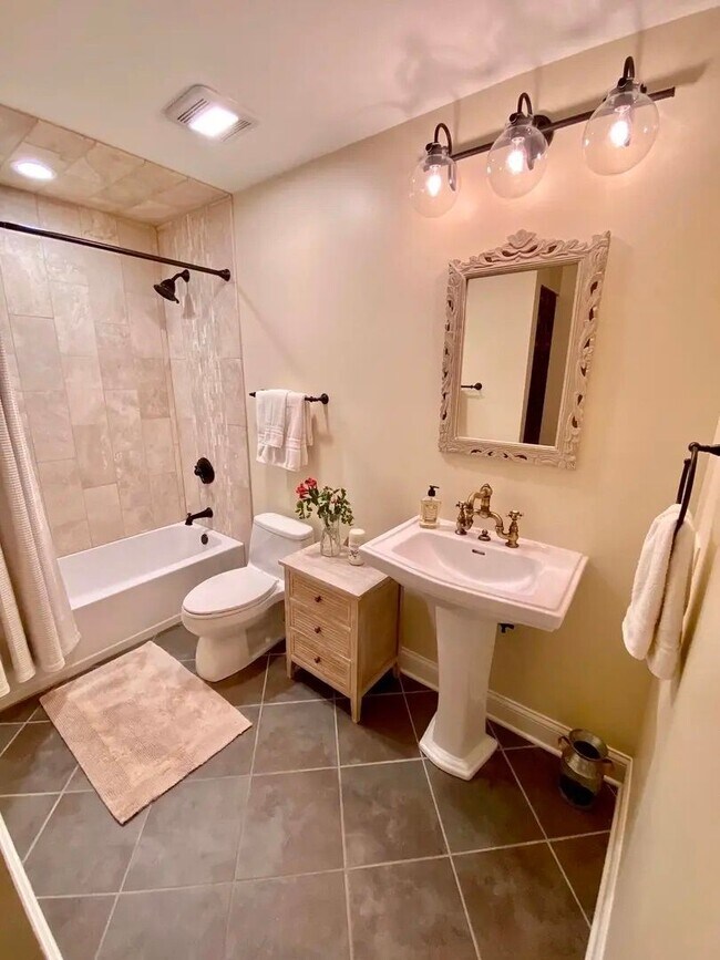 Building Photo - Beautiful 2-bedroom & 2-Bathroom Condo in Glenview